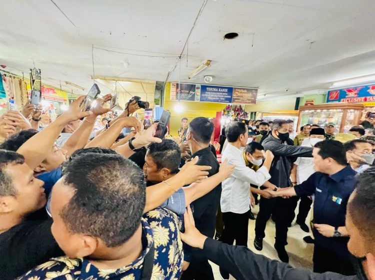 Ketika Presiden Jokowi 'Kenalkan' Erick Thohir di Pasar Bawah Pekanbaru