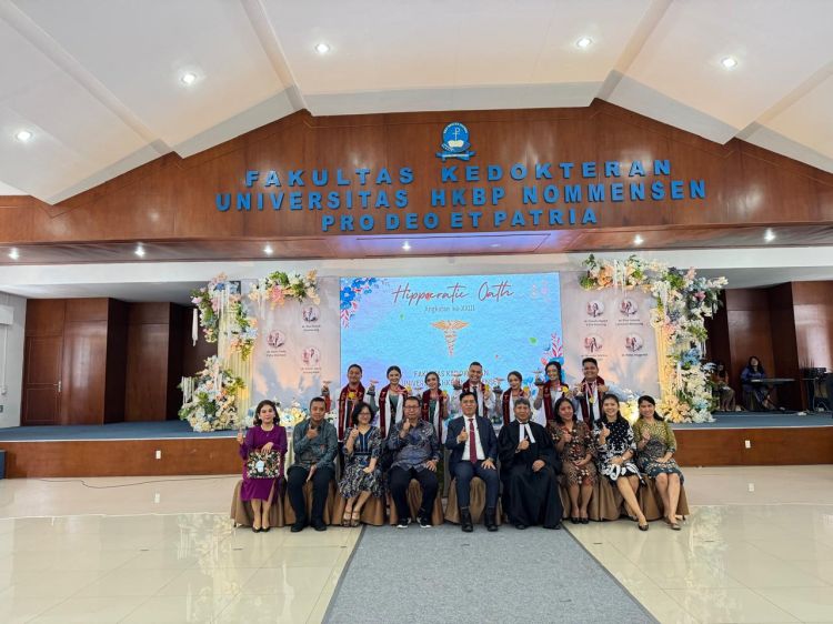 Angkat Sumpah/Janji Ke-23 Dekan Fakultas Kedokteran Nommensen Tegaskan Dokter Harus Berkarakter Melayani Penuh Kasih