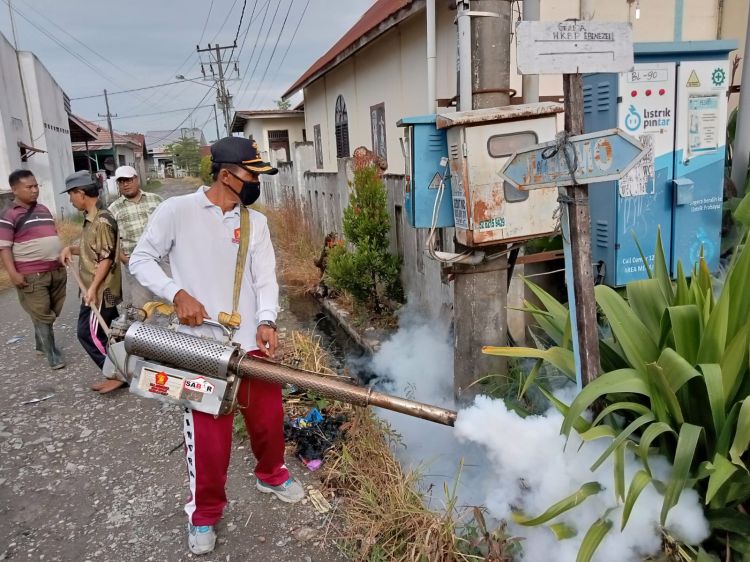 Bersama Warga, PAC Gerindra Marelan Gelar Fogging dan Gotroy