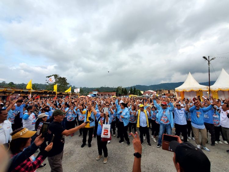 Lautan Massa Penuhi Kampanye Prabowo Gibran di Terminal Tarutung