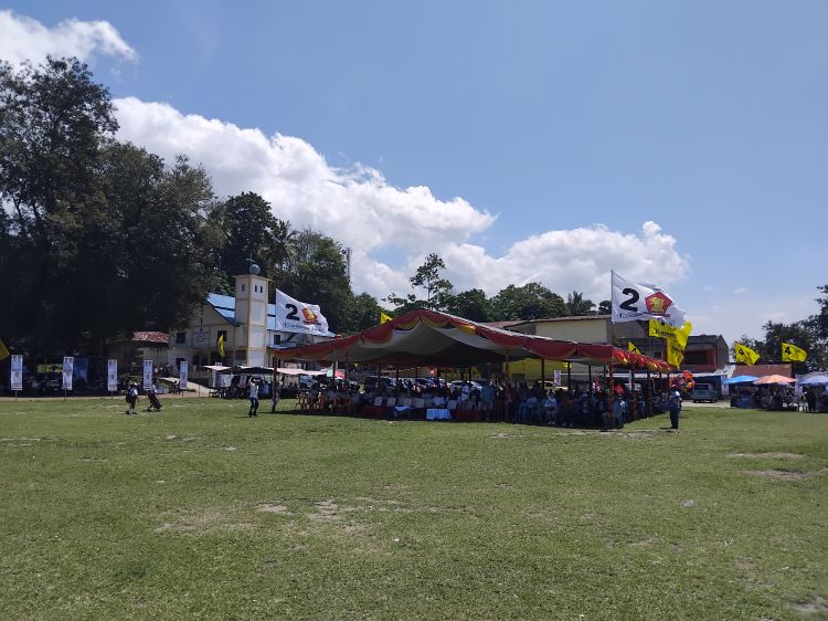 Massa Mulai Padati Kampanye Akbar Prabowo Gibran di Pangururan