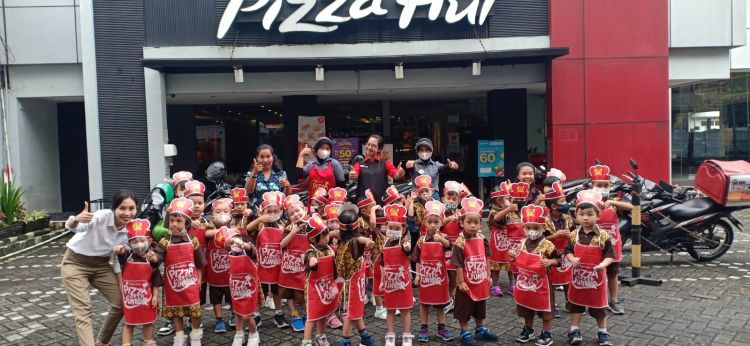 Fokus Bangun Karakter dan Kecerdasan TK Methodist 5 Lakukan Field Trip ke Pizza Hut
