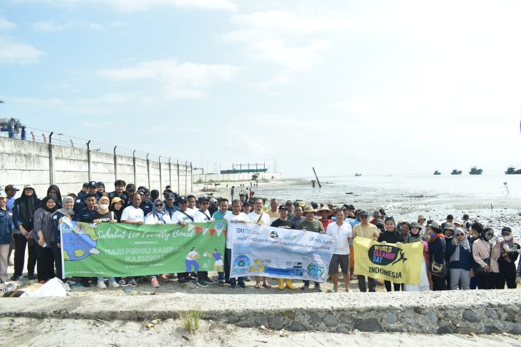 Lakukan Aksi Nyata, Mahasiswa FISIPOLNommensen MedanTerlibat Bersihkan Pantai di Belawan