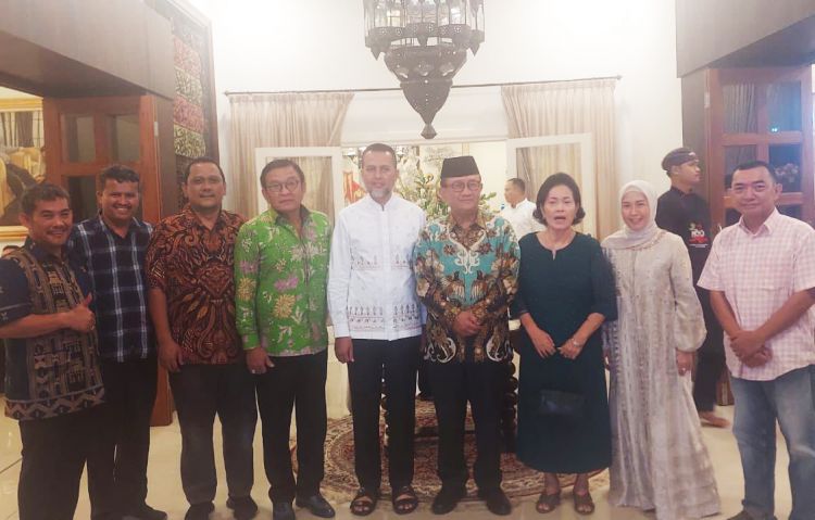 RE Nainggolan Silaturahmi Lebaran ke Rumah Dinas Wagubsu