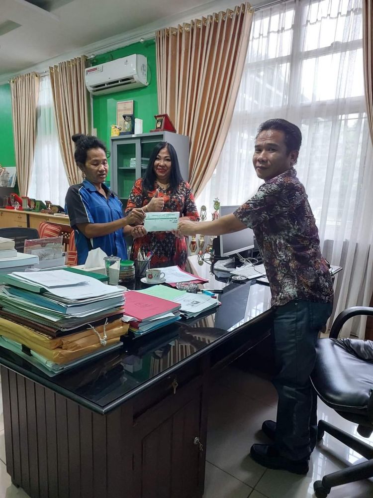 Beri Tali Asih Kepada Pegawai CS Fakultas Hukum UHN Medan Tunjukkan Spirit Berbagi di Bulan Puasa