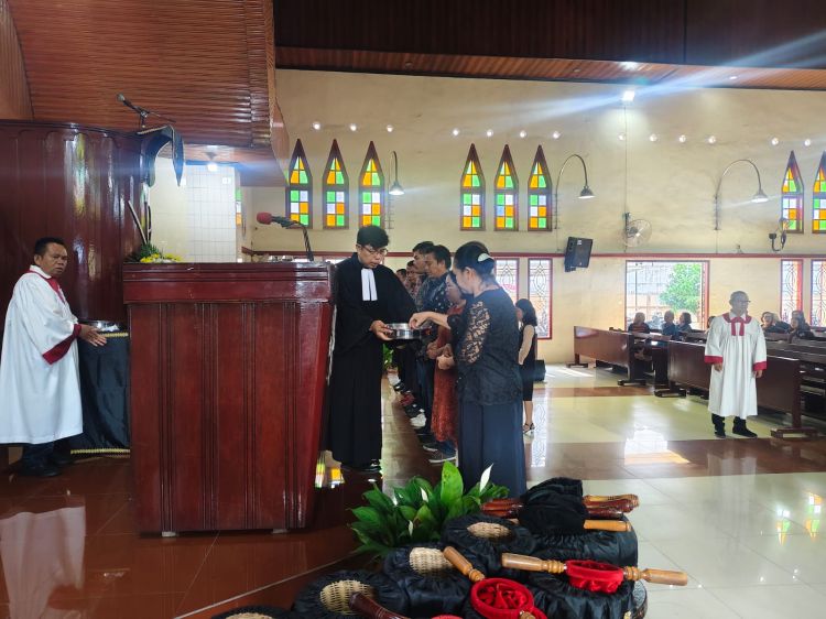 Dipimpin Pdt. Dr. Enig Sonatha Aritonang, Perayaan Jumat Agung di HKBP Ampera Berjalan Hikmad