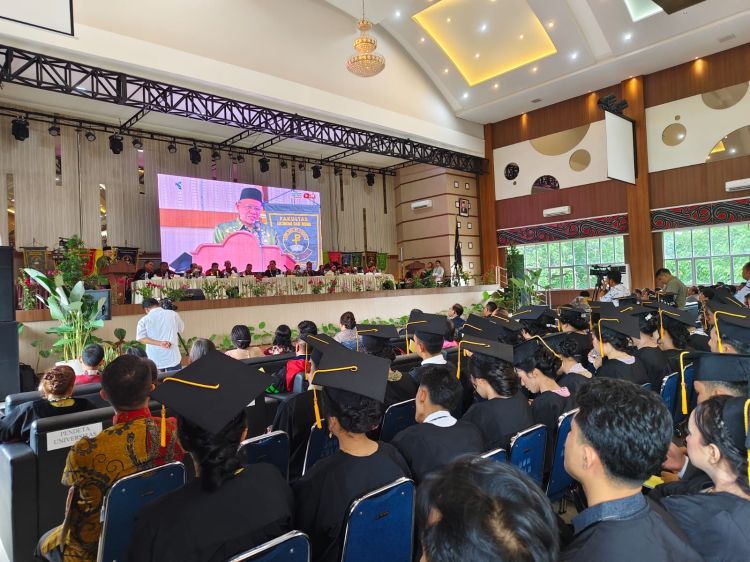 Dihadapan Wisudawan Kepala Lembaga LLDIKTI Sumut Tegaskan UHN Medan Harus Lebih Banyak Miliki Guru Besar