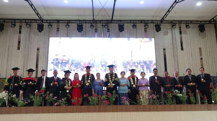 Dr. Amran Manurung, Dr. Parulian Siagian, Dr. Magdalena Siringoringo Terima PIN Kehormatan di Wisuda UHN Medan