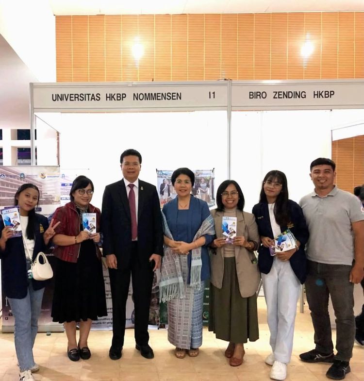 Ompui Ephorus HKBP Motivasi dan Semangati Team Promosi UHN Medan
