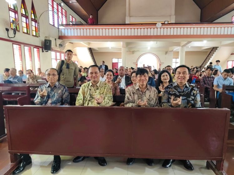 Rektor UHN Medan dan Sekretaris Yayasan UHN Apresiasi Kehadiran Dr. Effendi Muara Sakti Simbolon di HKBP Ampera Medan