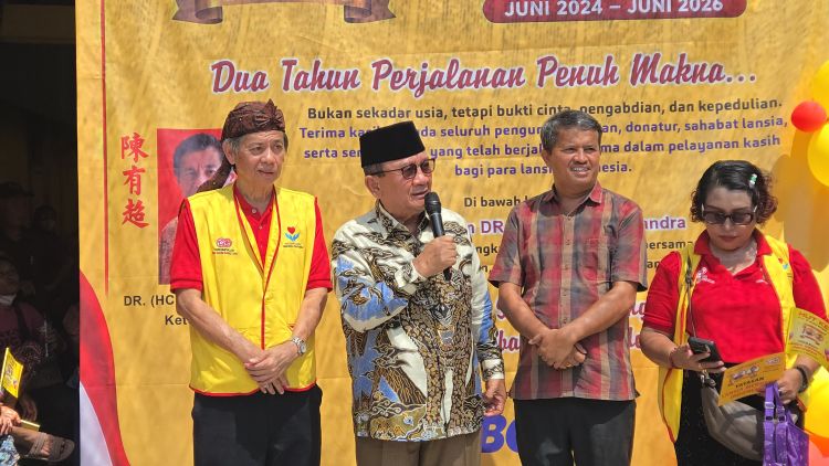 Rayakan HUT Berbagi dengan Lansia, Dr. RE Naingolan, MM Apresiasi Hartono Tjandra Ketua YLMI