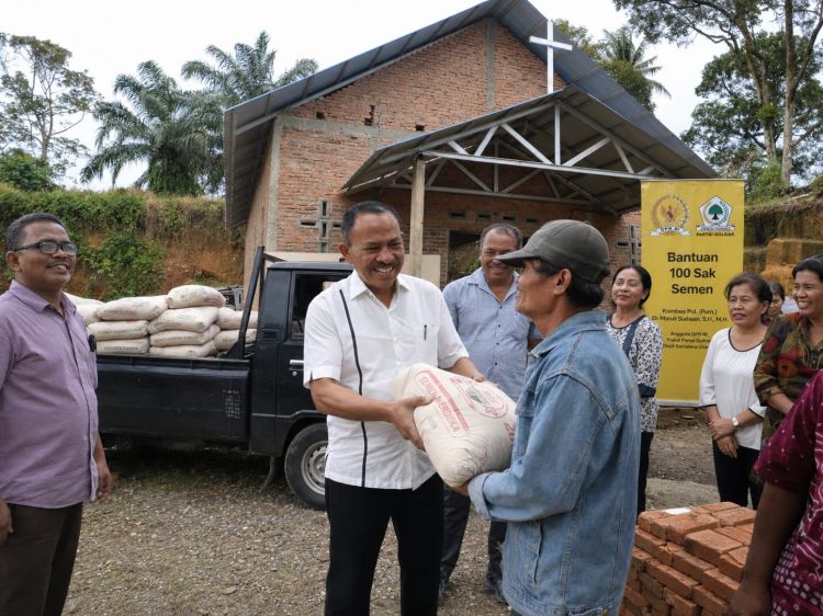 Tergerak Hati Nurani, Anggota DPR RI Dr. Maruli Siahaan , SH, MH Serahkan Langsung 100 Zak Semen Ke HKBP  Nazareth