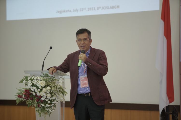 Dipercaya Sebagai Pembicara Tamu di UGM, Dekan F. Kedokteran UHN Medan Paparkan Peranan Probiotik