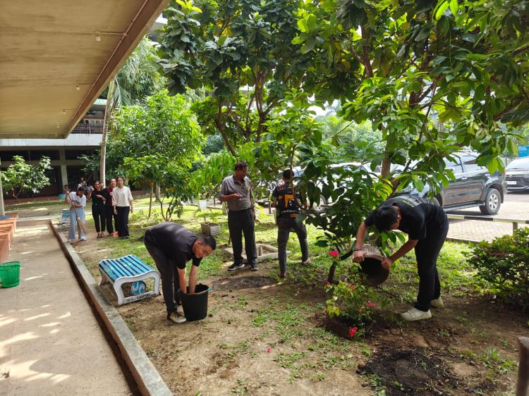 Mernyambut dan Memeriahkan Dies Natalis UHN ke 70 Fisipol Laksanakan Gotong Royong