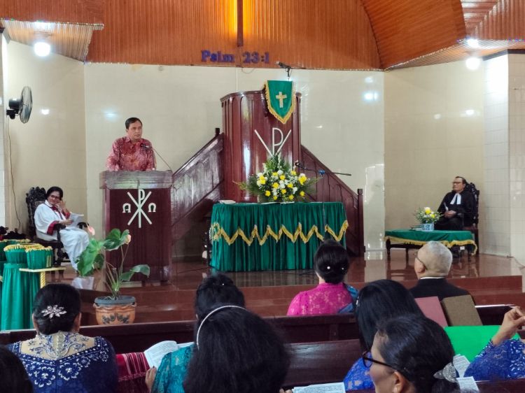 Didaulat Menymapikan Sambutan, Dr. Richard AM Napitupulu, ST, MT  dan Dr. Nalom Siagian, MM Apresiasi Pelayanan Pdt. Pittor Simanjuntak di HKBP Ampera Medan