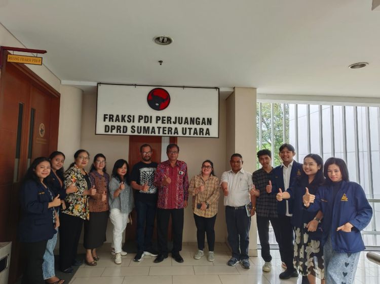 Dekan Fisipol UHN Medan Tinjau Mahasiswanya Magang ke Fraksi PDI Perjuangan DPRD Sumut