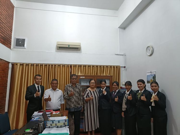 Selesai Meja Hijau, Dekan Fisipol Dr. Nalom Siagian, MM Motivasi Mahasiswa Prodi Administrasi Publik