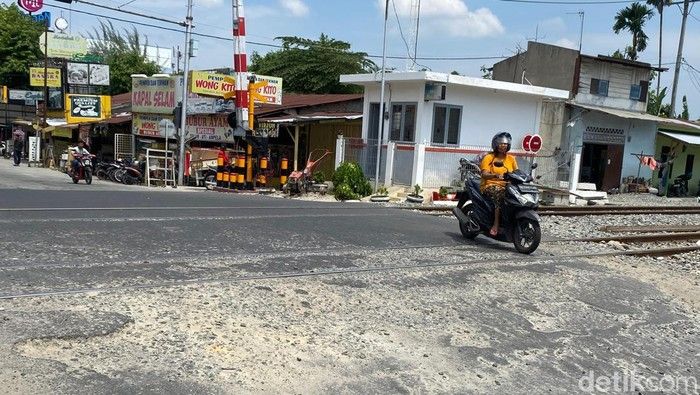 Berbahaya! Jalan Berlubang di Perlintasan KA Jalan Kapten Muslim