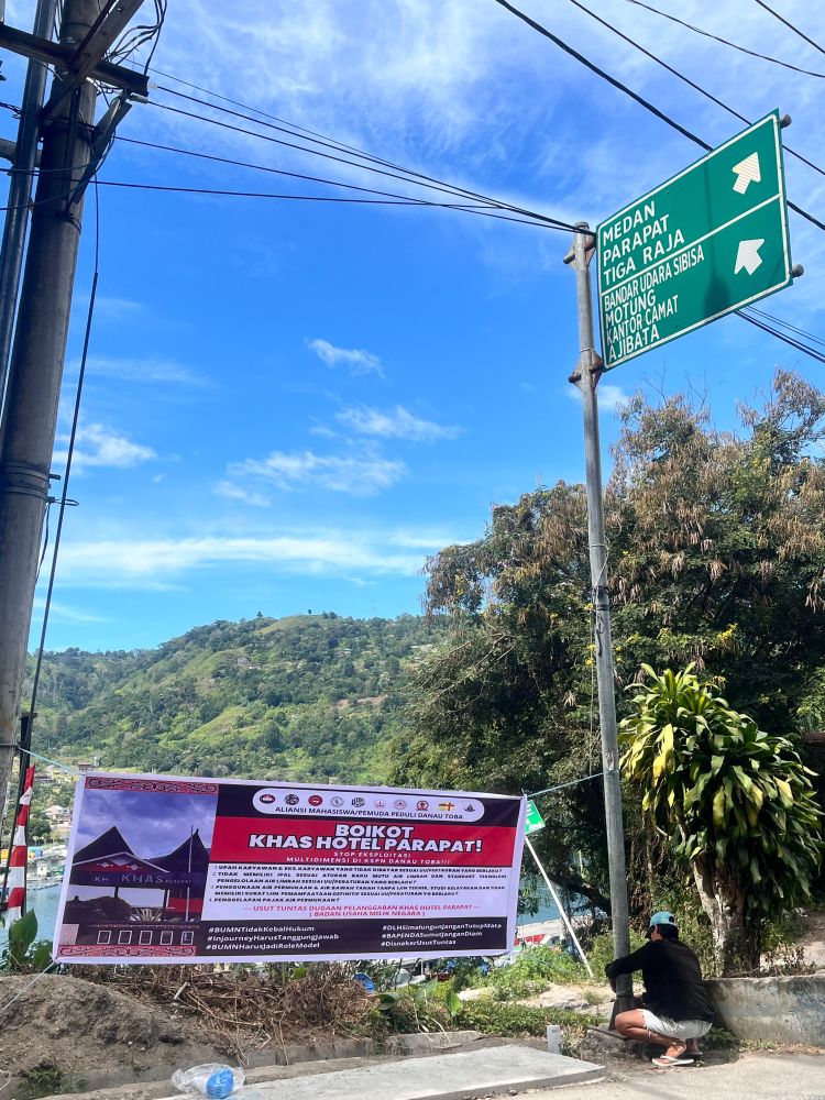 Peringati Kemerdekaan, 1.000 Spanduk Boikot Khas Hotel Parapat Bertebaran di Sumatera Utara, AMPDT dan masyarakat soroti Skandal Pajak, Pengelolaan Limbah dan Upah lembur karyawan.