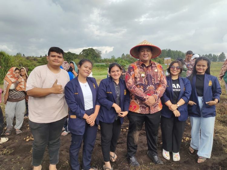 Berbaur Dengan Mahasiswa PKL Agribisnis Fakultas Pertanian Nommensen Medan, Bupati Samosir Motivasi Mahasiswa dan Beri Resep Sukses