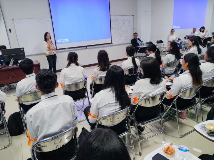 Feronica Simanjorang Dosen Fisip USU Alumni Prodi Administrasi Publik Fisipol UHN Semangati Juniornya Di PKKMB