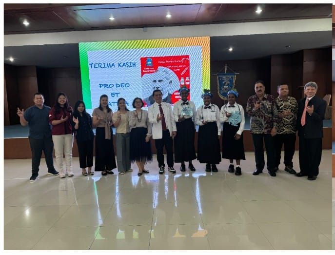 ALUNAN LAGU &ldquo;AKU PAPUA&rdquo; BERGEMA PADA PKKMB KEDOKTERAN NOMMENSEN 2025