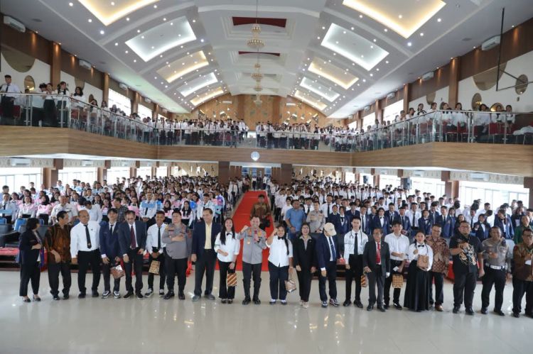 Kapolrestabes Medan Semangati dan Motivasi Mahasiswa Baru UHN Medan di Acara PKKMB 2026