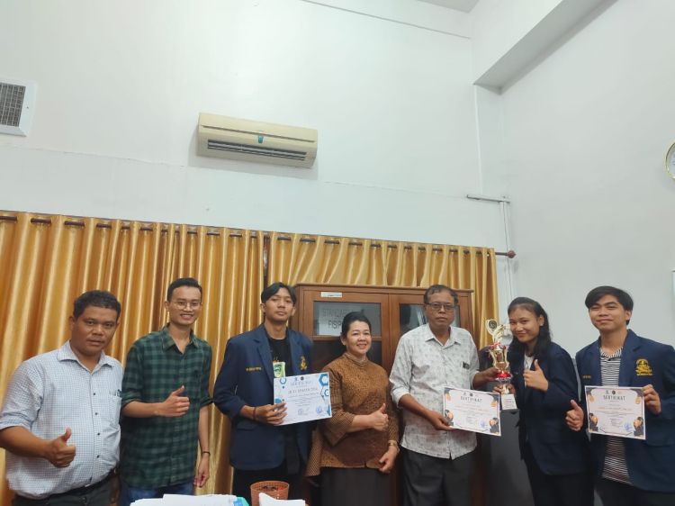 Mahasiswa FISIPOL Juara II Lomba Law Debate UHN Medan 2023