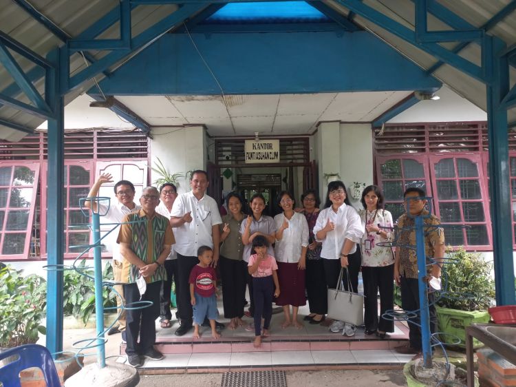 Sukseskan Dies Natalis ke 69 Rektor UHN dan Team Kunjungi Panti Asuhan Elim