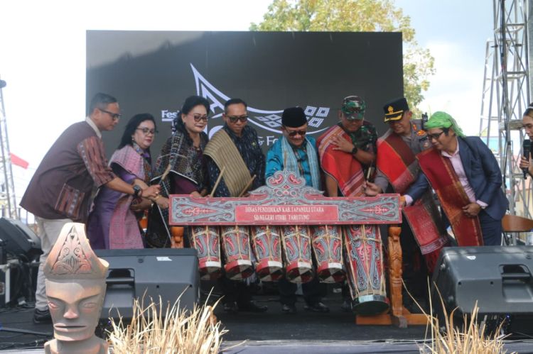Bupati Taput: Ulos Harus Menjadi Identitas dan Penggerak Ekonomi Masyarakat