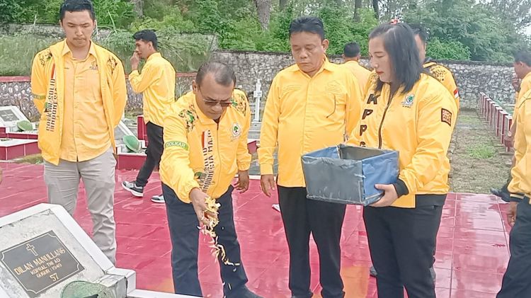 Kader Golkar Taput Ziarah ke Makam Pahlawan Tarutung