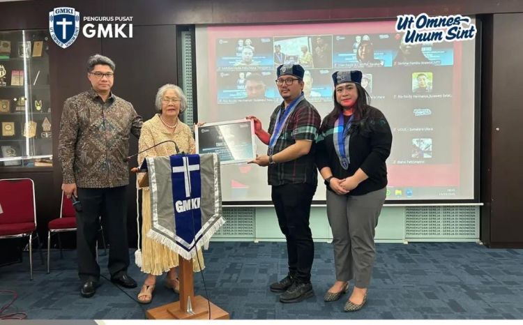 Ibadah Syukur dan Penyerahan Bantuan Pendidikan dari Keluarga Sabam Sirait &ndash; dr. Sondang Sidabutar, M.M.