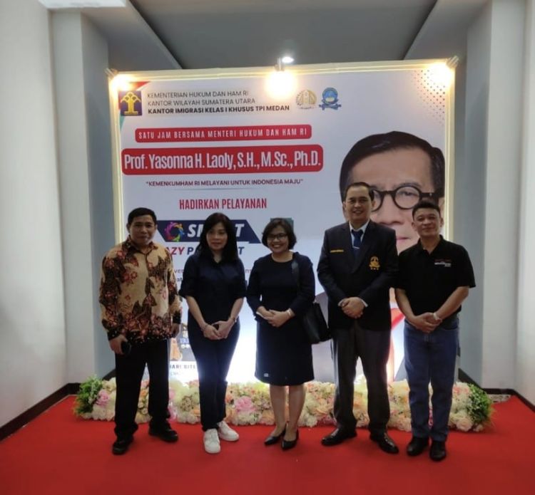 Serahkan Surat Pencatatan Ciptaan Atas Bukunya, Menkumham RI Bangga dan Apresiasi Rektor UHN Medan Serta Para Dosen