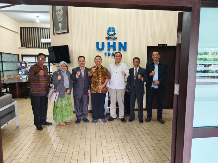 Melihat Silaturahmi Hangat Ketua LAMSPAK Dengan Rektor  UHN Medan