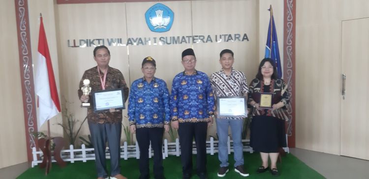 Di HUT KORPRI 52 Rektor UHN Medan Dr. Richard AM Napitupulu, ST, MT, Ketua LPM Dr. Hendrik Simanjuntak, M.Sn, dan Dr. Kartini Manalu  Terima Penghargaan