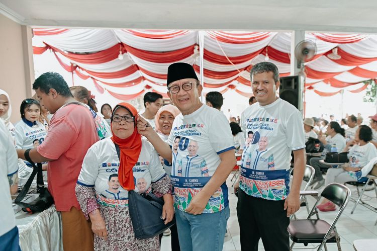 PESERTA KAMPANYE BOBBY SURYA DIBAGI KACA MATA GRATIS