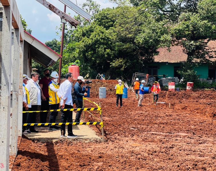 Presiden Tinjau Langsung Pembangunan Rumah Tahan Gempa di Cianjur