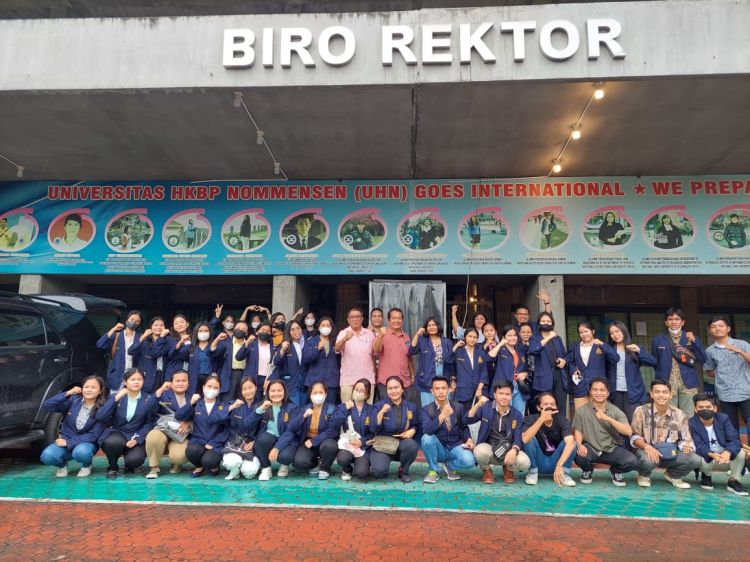 Mahasiswa Penerima Beasiswa KIP 2019-2022  UHN Medan Lasanakan Aksi Sosial Natal