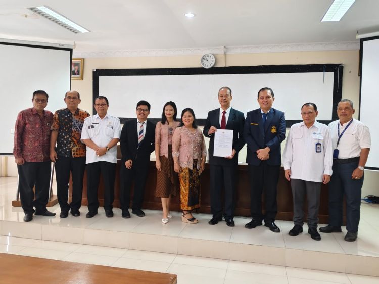 Prof. Dr. Marlan Hutahaean, MSi Terima SK Guru Besar, Rektor UHN Medan Berikan Apresiasi