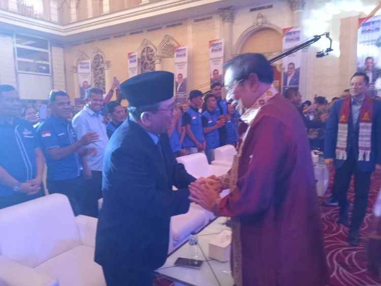 Momen SBY Sapa Hangat RE Nainggolan Pada Natal Nasional Partai Demokrat